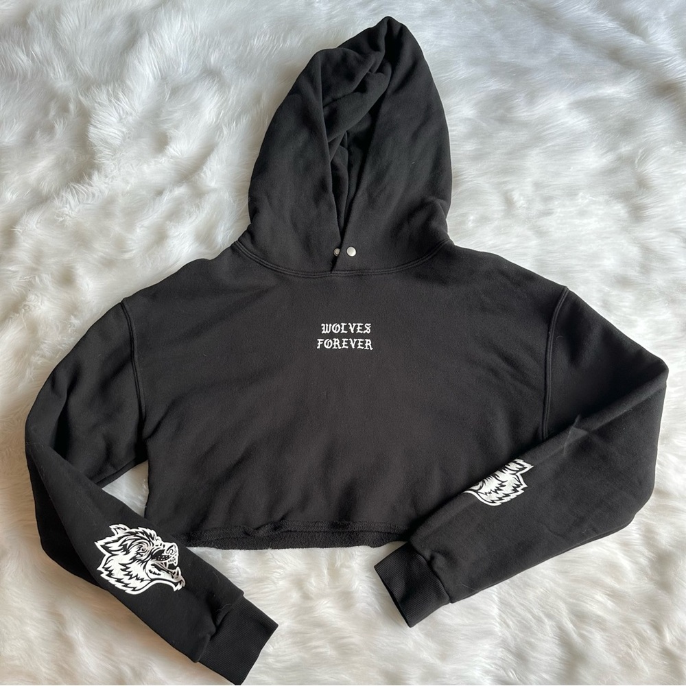 Darc Sport She Wolves 4Ever “Pierce” (Cropped) Hoodie in Black sz Small